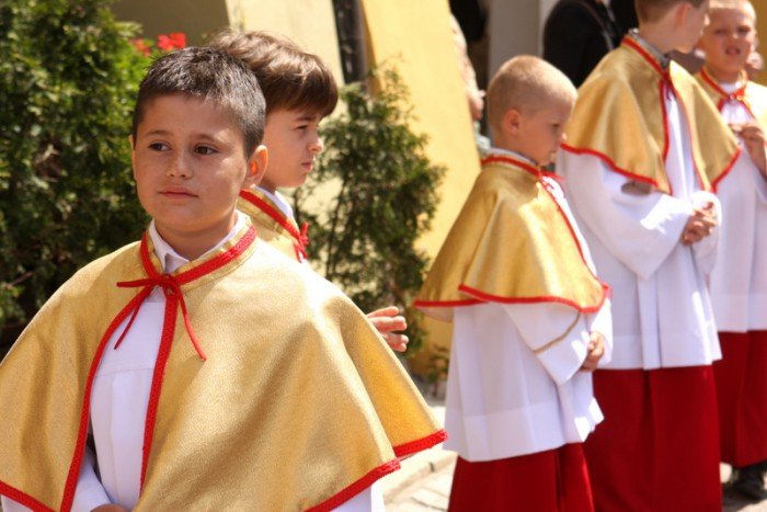 tumy-wiernych-na-procesji-bozego-ciaa-foto-52655