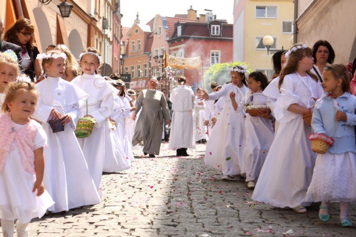 tumy-wiernych-na-procesji-bozego-ciaa-foto-52655