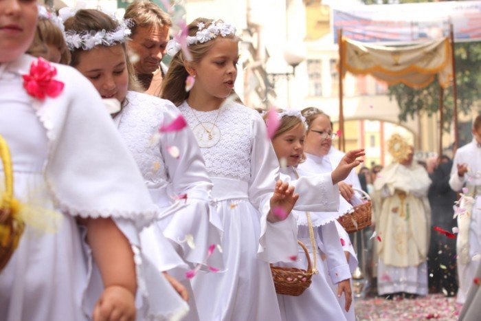 tumy-wiernych-na-procesji-bozego-ciaa-foto-52655