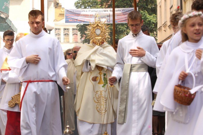tumy-wiernych-na-procesji-bozego-ciaa-foto-52655