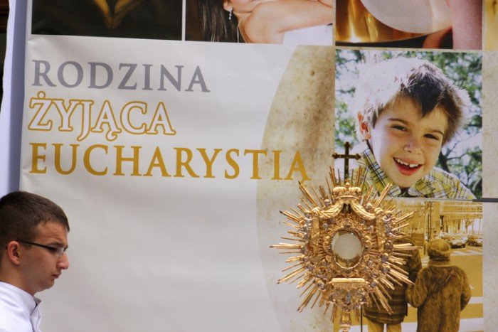 tumy-wiernych-na-procesji-bozego-ciaa-foto-52655
