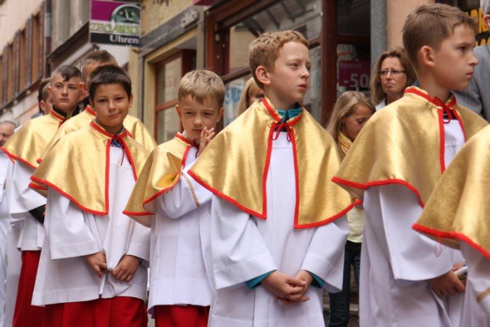 tumy-wiernych-na-procesji-bozego-ciaa-foto-52655