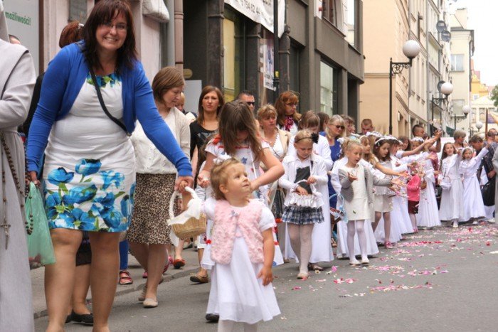 tumy-wiernych-na-procesji-bozego-ciaa-foto-52655