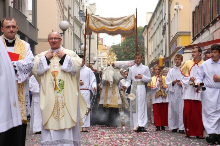 tumy-wiernych-na-procesji-bozego-ciaa-foto-52655