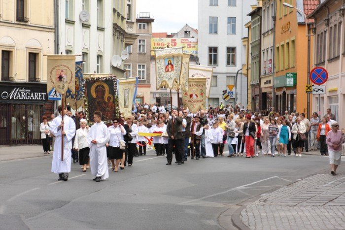 tumy-wiernych-na-procesji-bozego-ciaa-foto-52655
