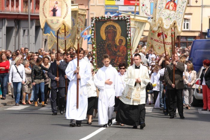 tumy-wiernych-na-procesji-bozego-ciaa-foto-52655