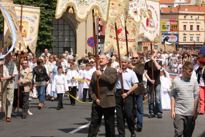 tumy-wiernych-na-procesji-bozego-ciaa-foto-52655