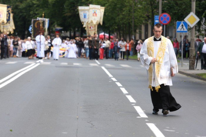 tumy-wiernych-na-procesji-bozego-ciaa-foto-52655