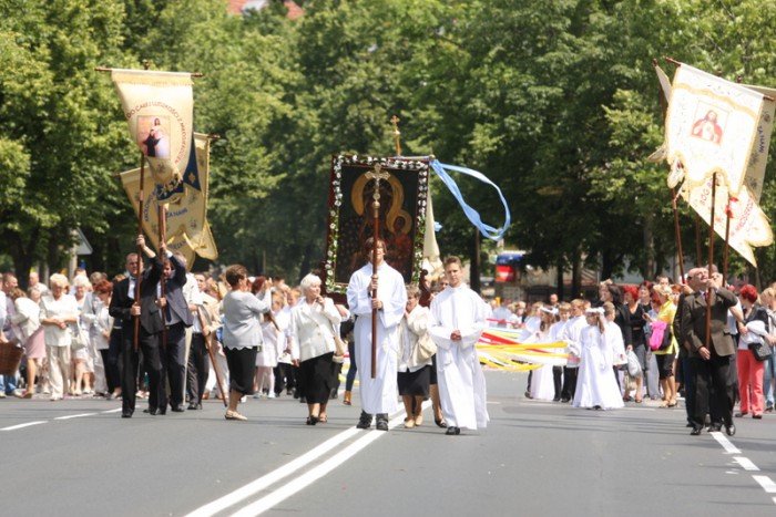 tumy-wiernych-na-procesji-bozego-ciaa-foto-52655
