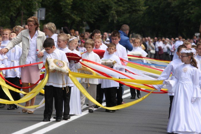 tumy-wiernych-na-procesji-bozego-ciaa-foto-52655