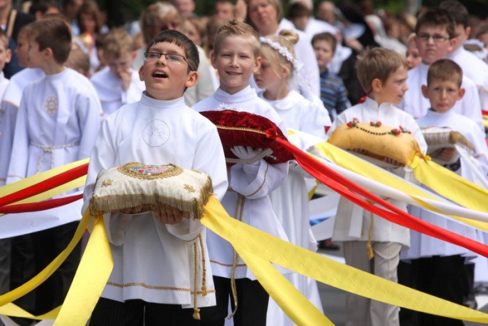tumy-wiernych-na-procesji-bozego-ciaa-foto-52655