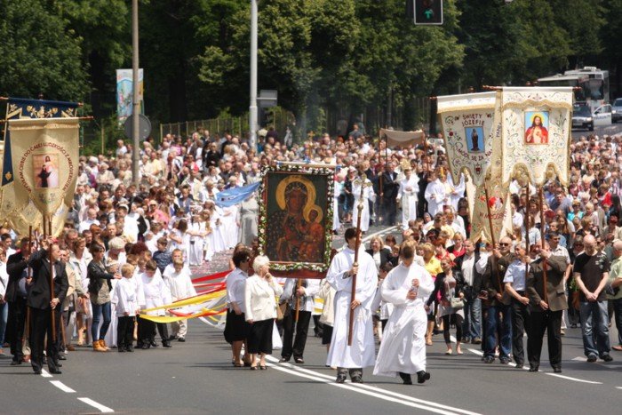 tumy-wiernych-na-procesji-bozego-ciaa-foto-52655