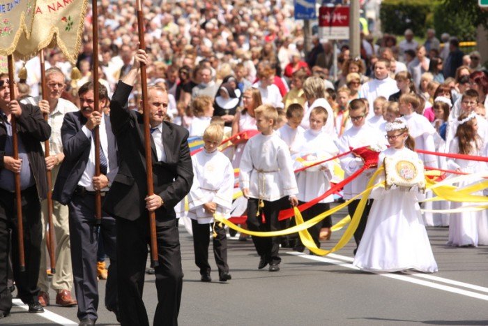 tumy-wiernych-na-procesji-bozego-ciaa-foto-52655
