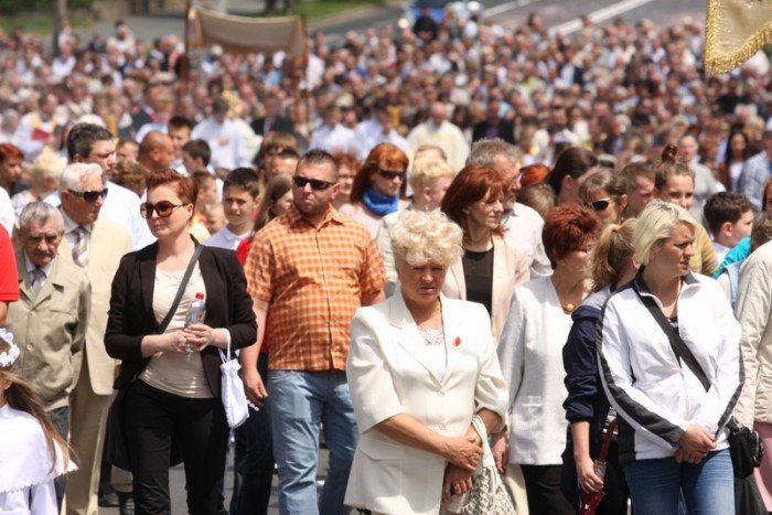 tumy-wiernych-na-procesji-bozego-ciaa-foto-52655