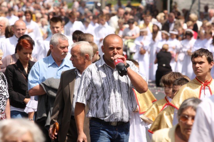tumy-wiernych-na-procesji-bozego-ciaa-foto-52655