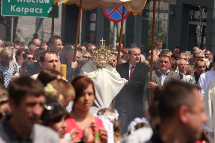 tumy-wiernych-na-procesji-bozego-ciaa-foto-52655