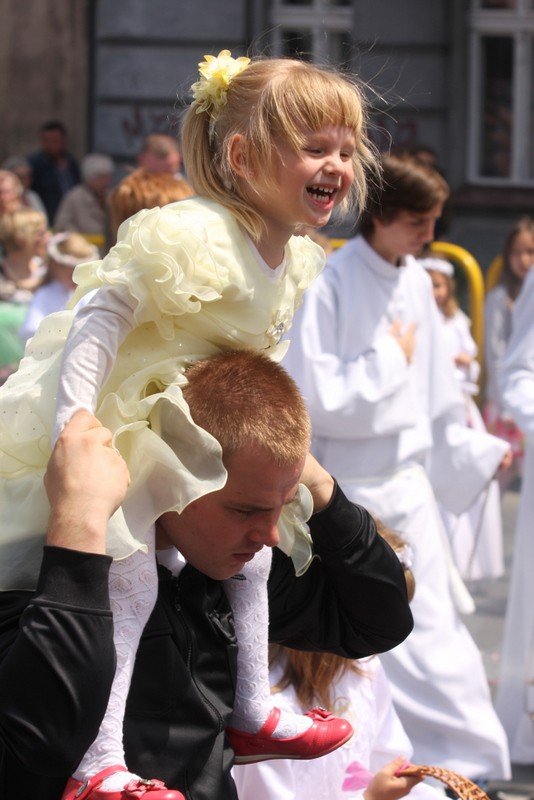 tumy-wiernych-na-procesji-bozego-ciaa-foto-52655