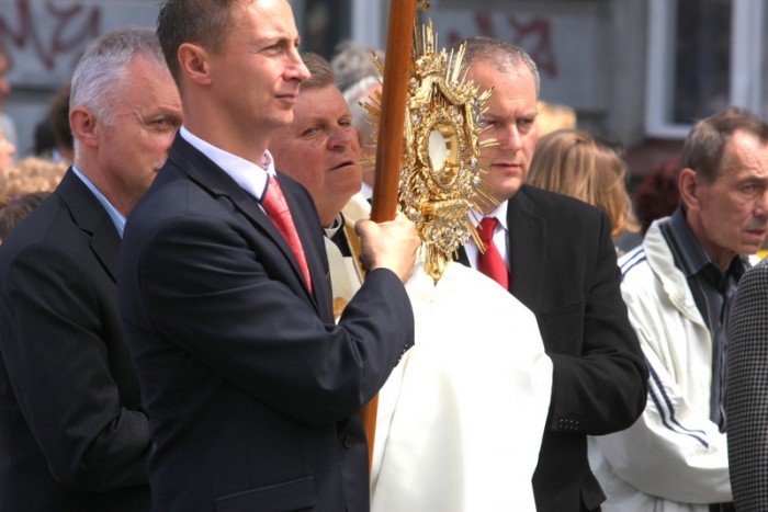 tumy-wiernych-na-procesji-bozego-ciaa-foto-52655
