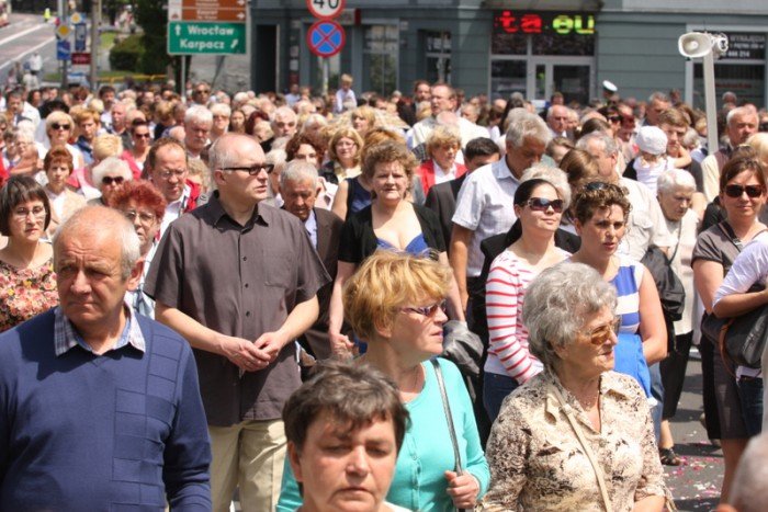 tumy-wiernych-na-procesji-bozego-ciaa-foto-52655