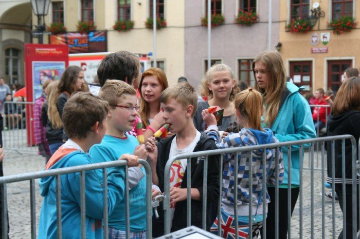 modziez-zachwycona-wystepem-raperow-foto-52689