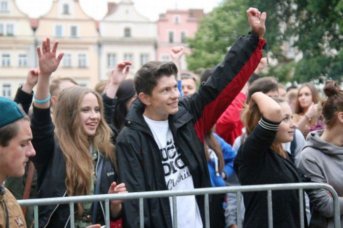 modziez-zachwycona-wystepem-raperow-foto-52689