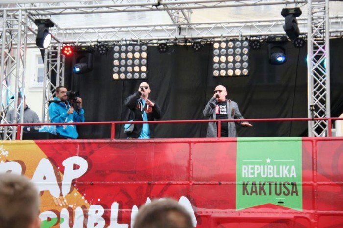 modziez-zachwycona-wystepem-raperow-foto-52689