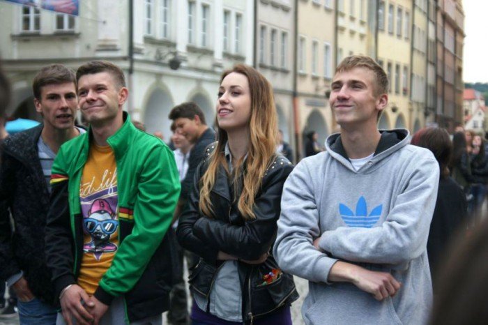 modziez-zachwycona-wystepem-raperow-foto-52689