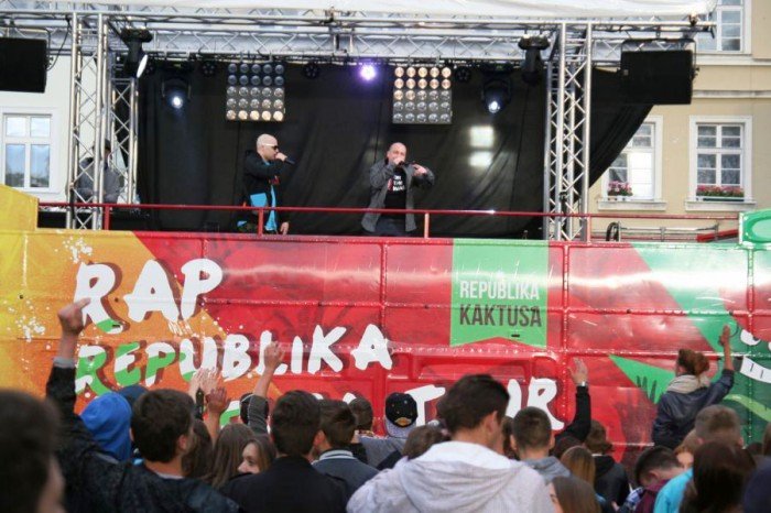 modziez-zachwycona-wystepem-raperow-foto-52689