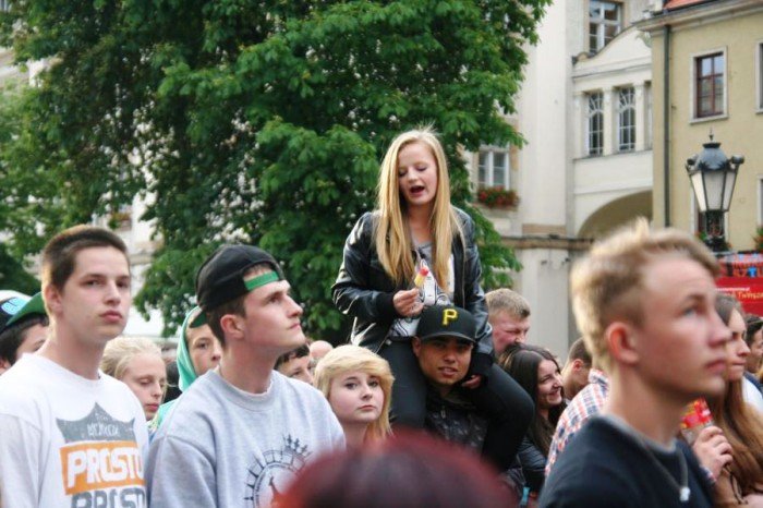 modziez-zachwycona-wystepem-raperow-foto-52689