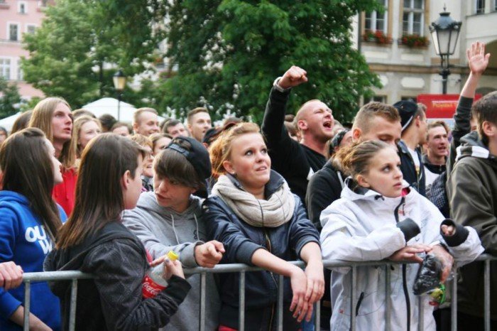 modziez-zachwycona-wystepem-raperow-foto-52689