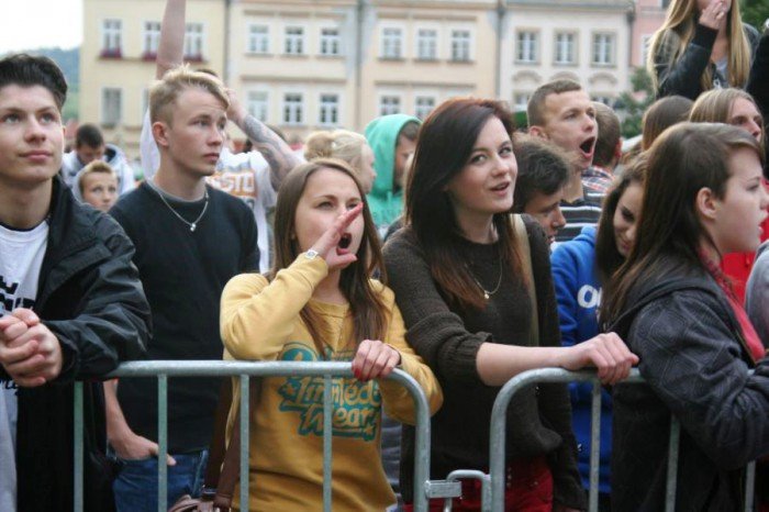 modziez-zachwycona-wystepem-raperow-foto-52689