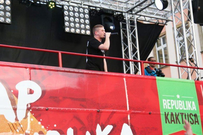 modziez-zachwycona-wystepem-raperow-foto-52689