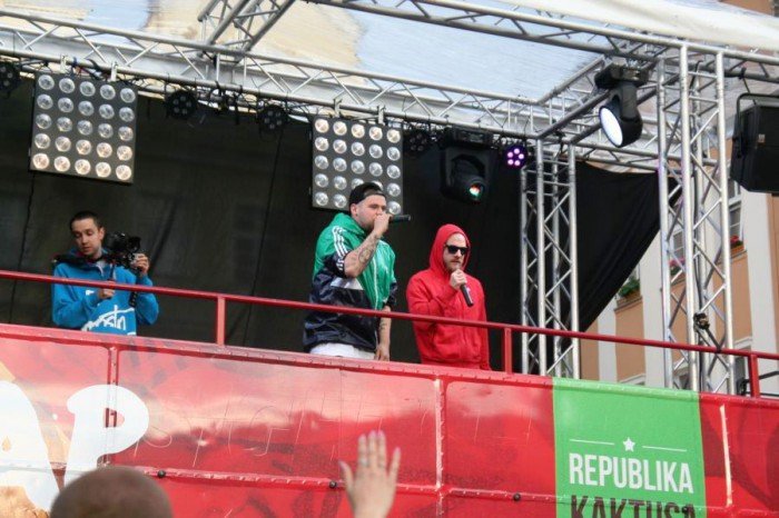 modziez-zachwycona-wystepem-raperow-foto-52689