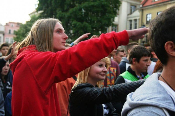 modziez-zachwycona-wystepem-raperow-foto-52689