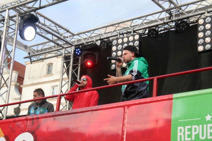 modziez-zachwycona-wystepem-raperow-foto-52689