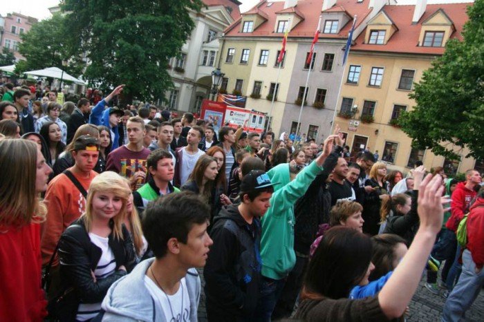 modziez-zachwycona-wystepem-raperow-foto-52689