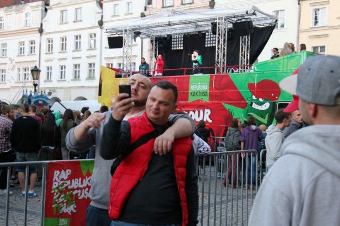 modziez-zachwycona-wystepem-raperow-foto-52689