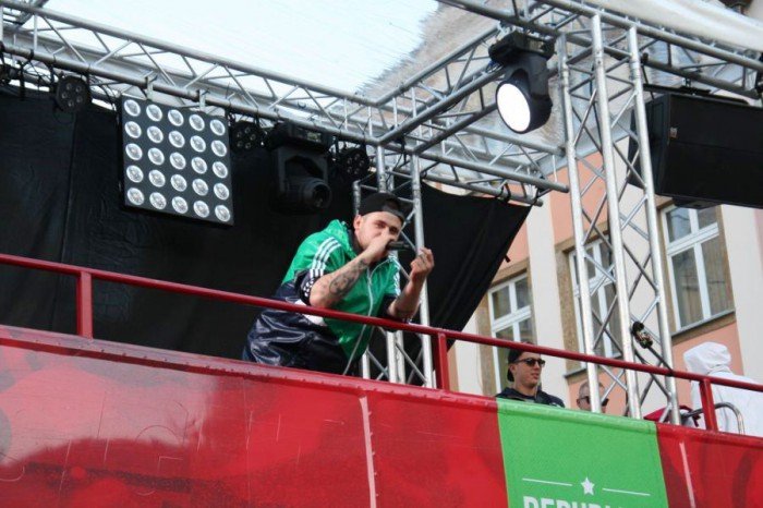 modziez-zachwycona-wystepem-raperow-foto-52689