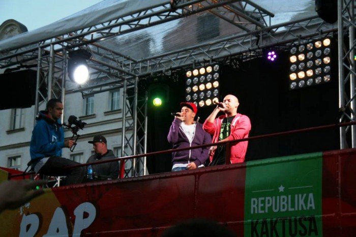modziez-zachwycona-wystepem-raperow-foto-52689