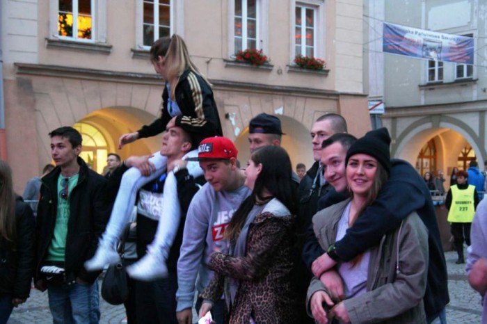 modziez-zachwycona-wystepem-raperow-foto-52689