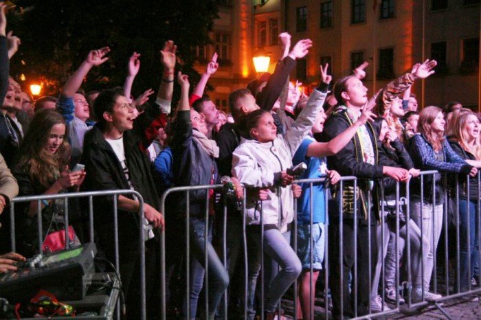 modziez-zachwycona-wystepem-raperow-foto-52689