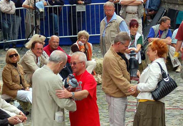 Aktorzy podczas lubomierskiego festiwalu. W tle Roman Kłosowski.