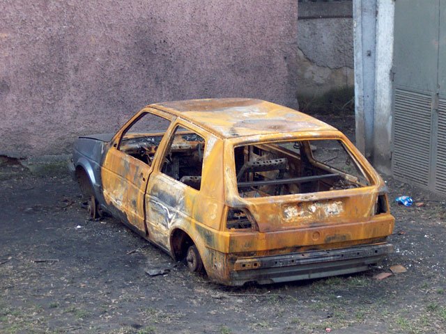 Miezkańcy zastanawiają się, kto podpalił auto i kto usunie jego resztki.