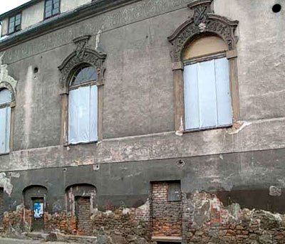 Widoczna w tle zaniedbana sala koncertowa, najpewniej wciąż będzie popadała w ruinę.