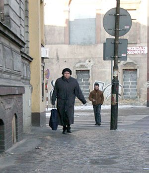 Resztki dawnej świetności na elewacji byłej sali koncertowej i kina.