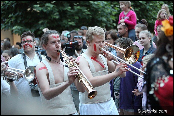 teatry-wyszy-na-jeleniogorskie-ulice-foto-52949