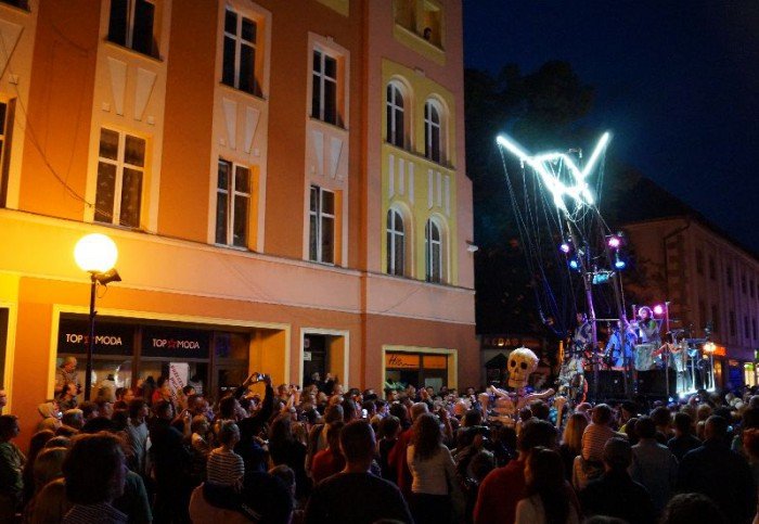 teatry-wyszy-na-jeleniogorskie-ulice-foto-52949