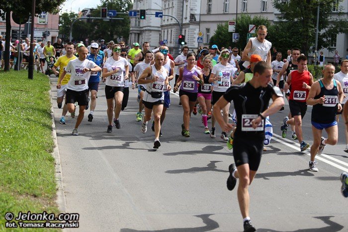 ludzie-teatru-zjednoczeni-w-biegu-foto-52975