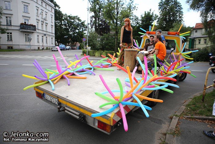 ludzie-teatru-zjednoczeni-w-biegu-foto-52975
