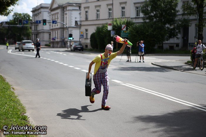 ludzie-teatru-zjednoczeni-w-biegu-foto-52975